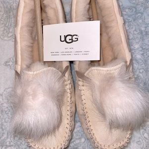 NIB UGG Dakota Pom Pom moccasins/slippers